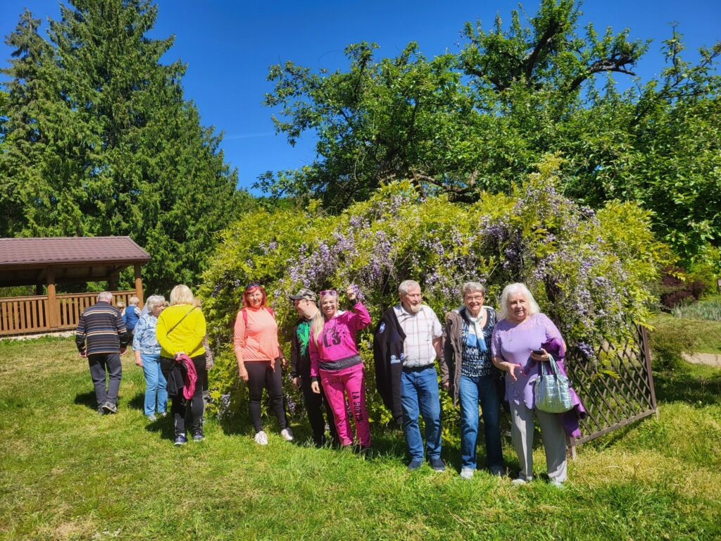 impreza plenerowa Klubu Seniora "Dąb" w Ogrodzie Dendrologicznym w Glinnej