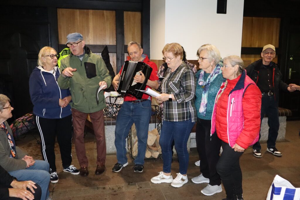 impreza plenerowa seniorów w Ogrodzie Dendrologicznym w Glinnej