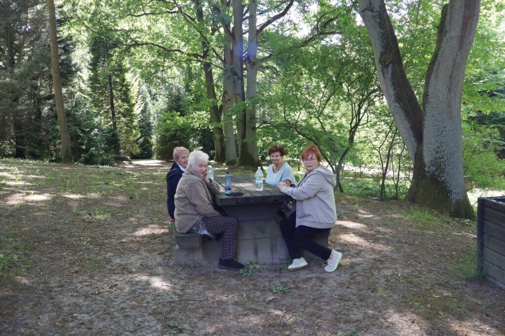 impreza plenerowa Klubu Seniora "Dąb" w Ogrodzie Dendrologicznym w Glinnej