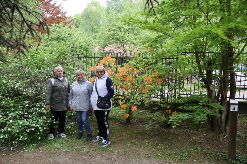 impreza plenerowa seniorów w Ogrodzie Dendrologicznym w Glinnej