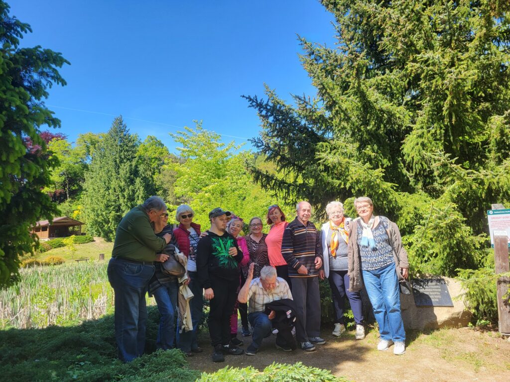 impreza plenerowa Klubu Seniora "Dąb" w Ogrodzie Dendrologicznym w Glinnej