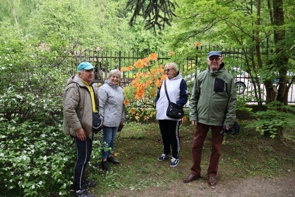 impreza plenerowa seniorów w Ogrodzie Dendrologicznym w Glinnej