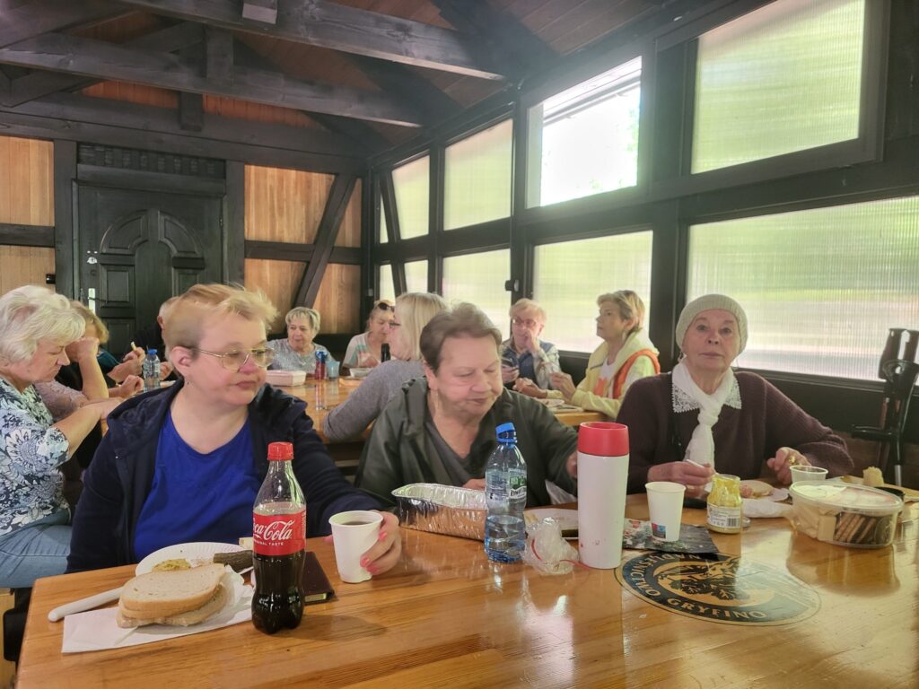impreza plenerowa Klubu Seniora "Dąb" w Ogrodzie Dendrologicznym w Glinnej