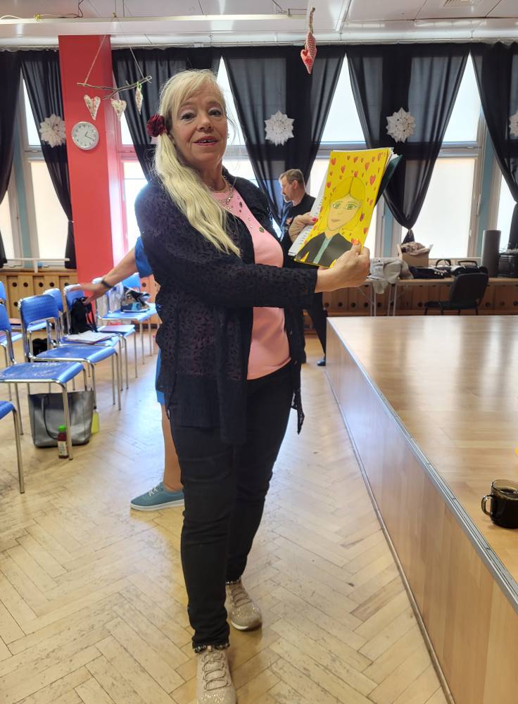 Zdjęcie przedstawia seniorki biorące udział w próbie generalnej przed koncertem z okazji Dnia Matki w klubie "Dąb"