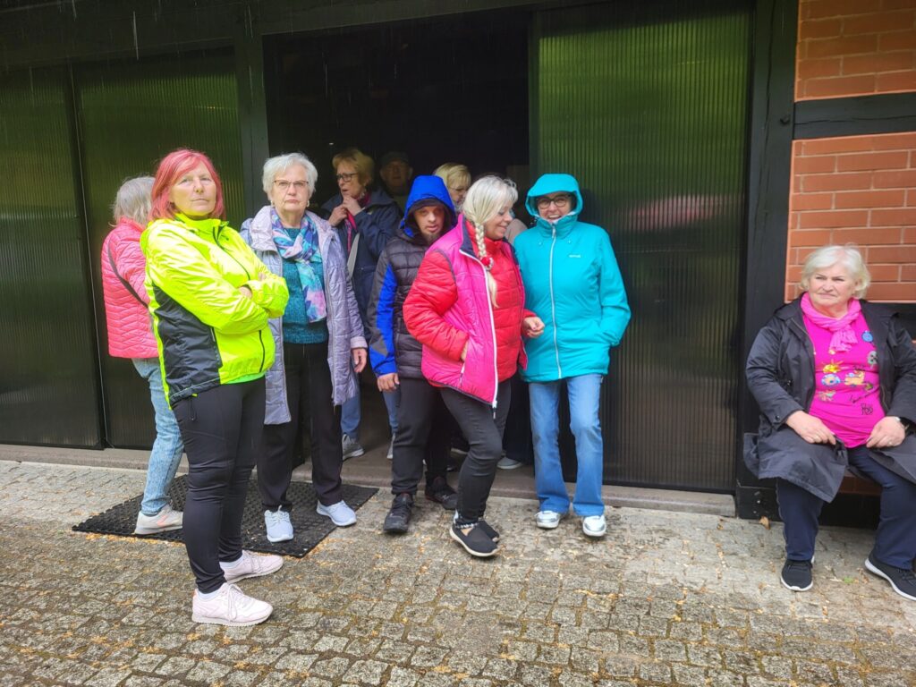 impreza plenerowa seniorów w Ogrodzie Dendrologicznym w Glinnej