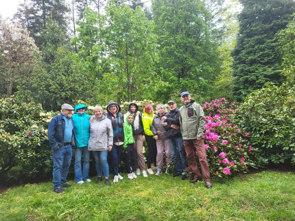 impreza plenerowa seniorów w Ogrodzie Dendrologicznym w Glinnej