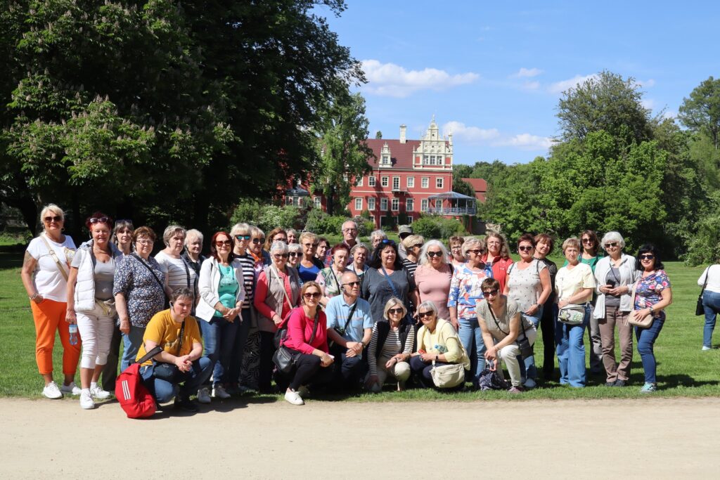 Zdjęcie przedstawia seniorów spacerujących po Parku Mużakowskim