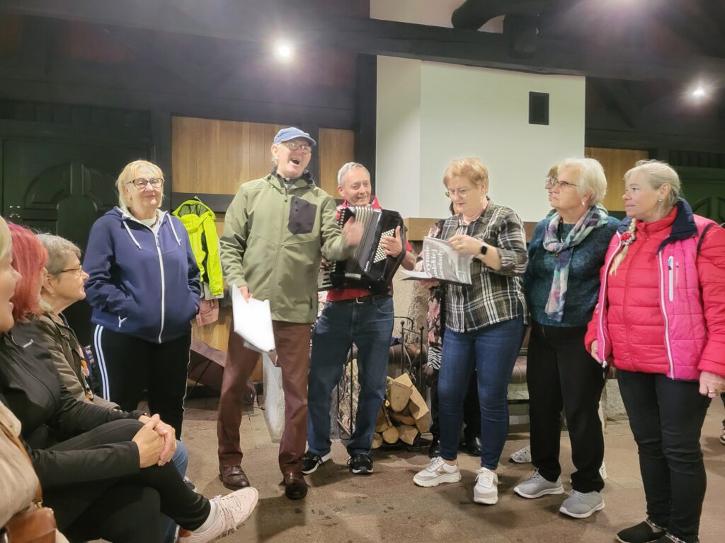 impreza plenerowa seniorów w Ogrodzie Dendrologicznym w Glinnej