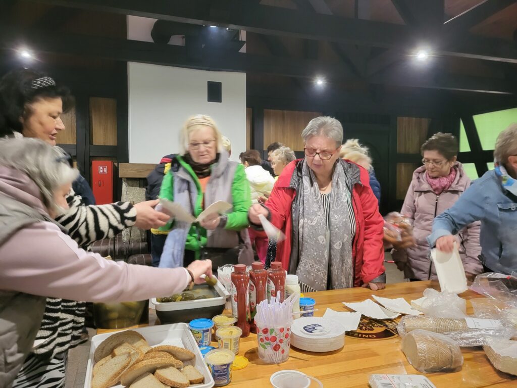 impreza plenerowa seniorów w Ogrodzie Dendrologicznym w Glinnej