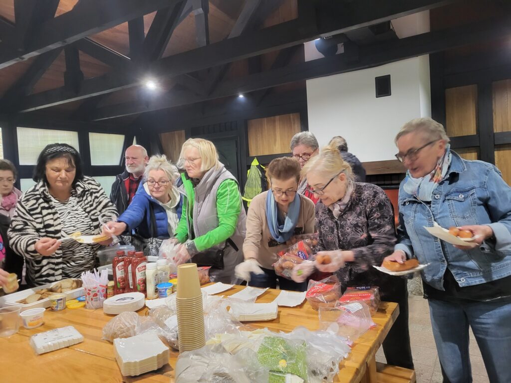 impreza plenerowa seniorów w Ogrodzie Dendrologicznym w Glinnej