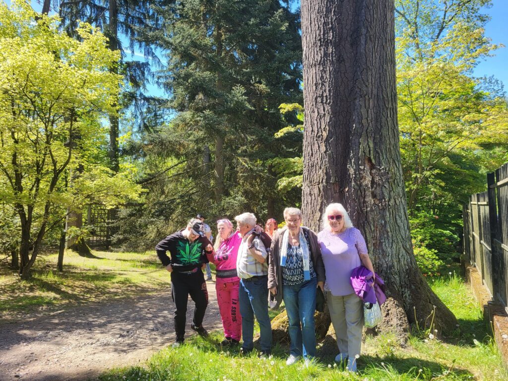 impreza plenerowa Klubu Seniora "Dąb" w Ogrodzie Dendrologicznym w Glinnej