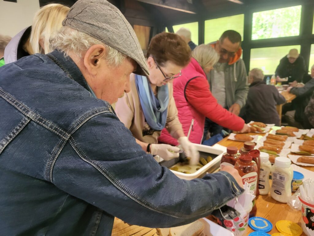 impreza plenerowa seniorów w Ogrodzie Dendrologicznym w Glinnej