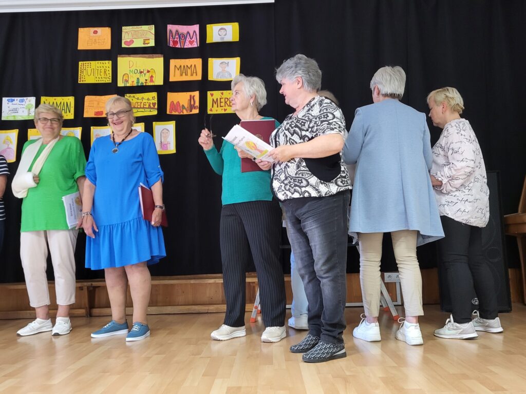 Zdjęcie przedstawia seniorki biorące udział w próbie generalnej przed koncertem z okazji Dnia Matki w klubie "Dąb"