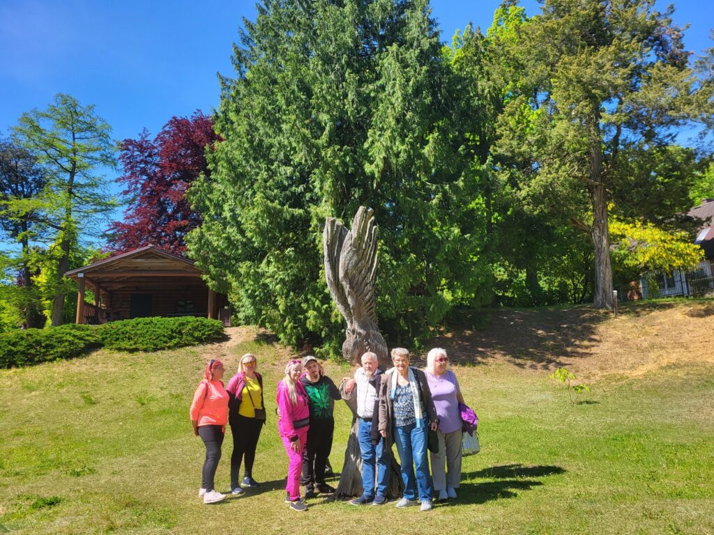 impreza plenerowa Klubu Seniora "Dąb" w Ogrodzie Dendrologicznym w Glinnej