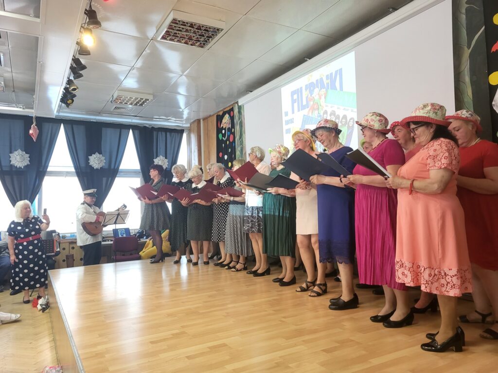 zdjęcie przedstawia uczestników koncertu "Filipinki to teraz my" w klubie "Dąb"