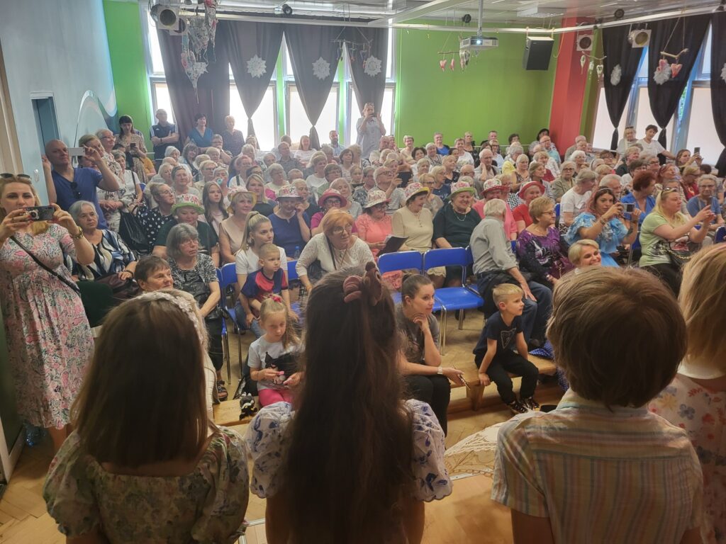 zdjęcie przedstawia uczestników koncertu "Filipinki to teraz my" w klubie "Dąb"