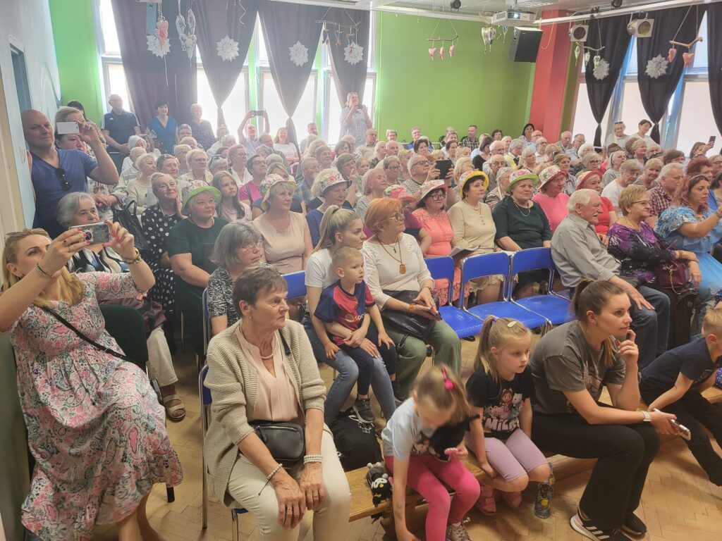 zdjęcie przedstawia uczestników koncertu "Filipinki to teraz my" w klubie "Dąb"