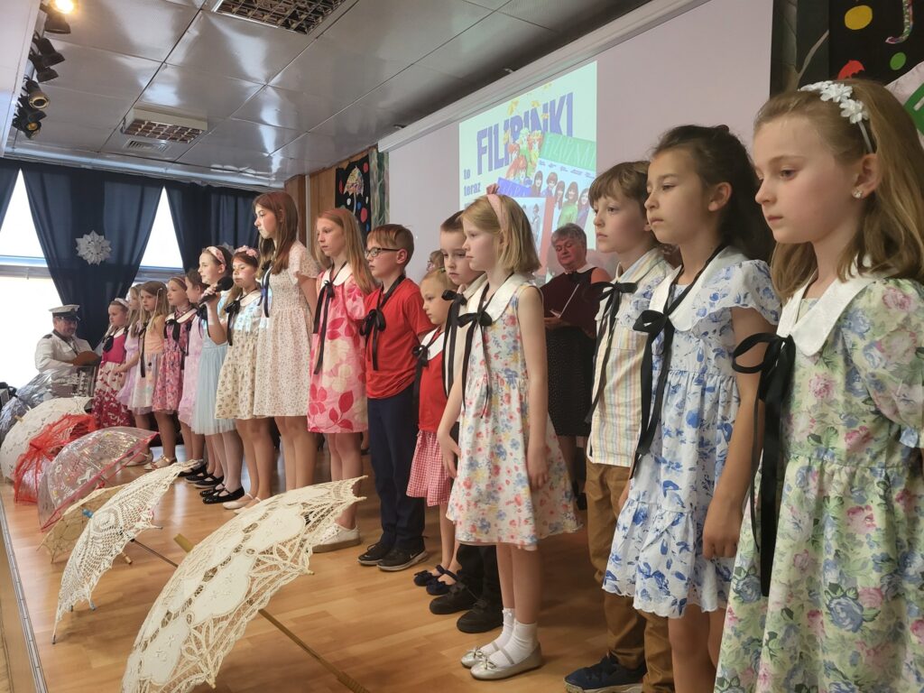 zdjęcie przedstawia uczestników koncertu "Filipinki to teraz my" w klubie "Dąb"