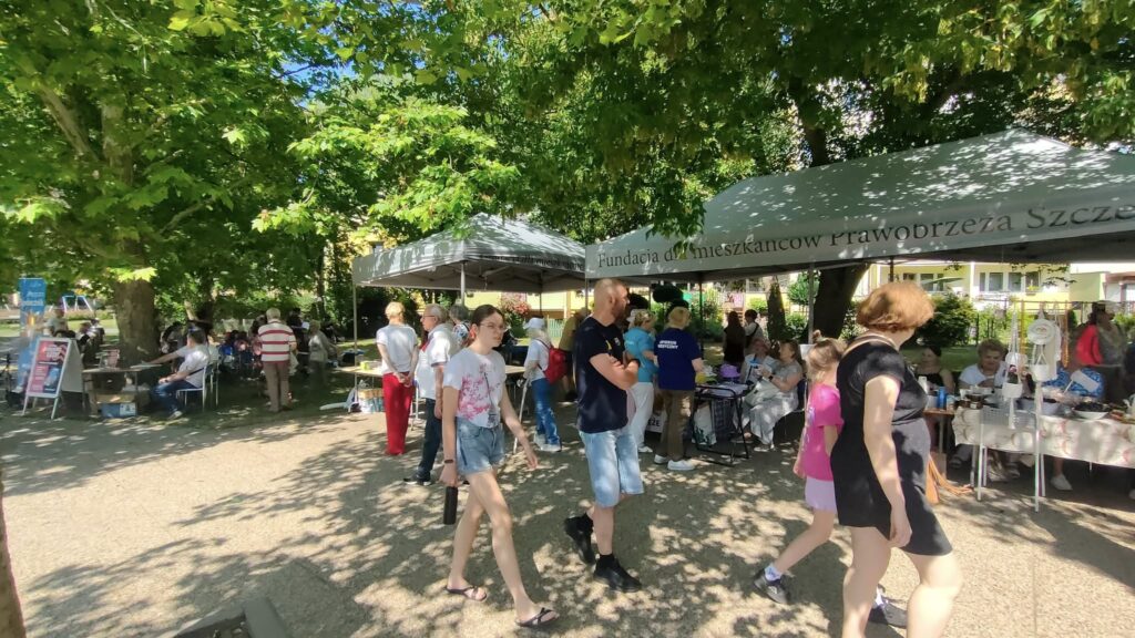 zdjęcie przedstawia uczestników imprezy plenerowej "Powitanie lata" na osiedlu Słonecznym