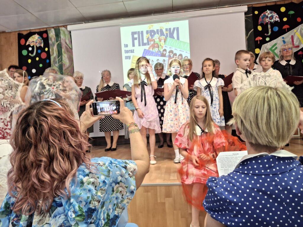 zdjęcie przedstawia uczestników koncertu "Filipinki to teraz my" w klubie "Dąb"