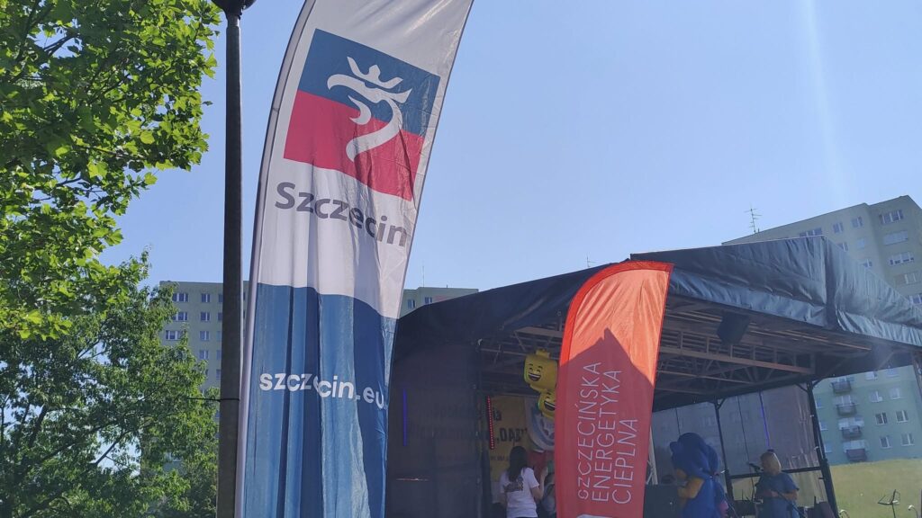 zdjęcie przedstawia banery darczyńców imprezy plenerowej "Powitanie lata" na osiedlu Słonecznym