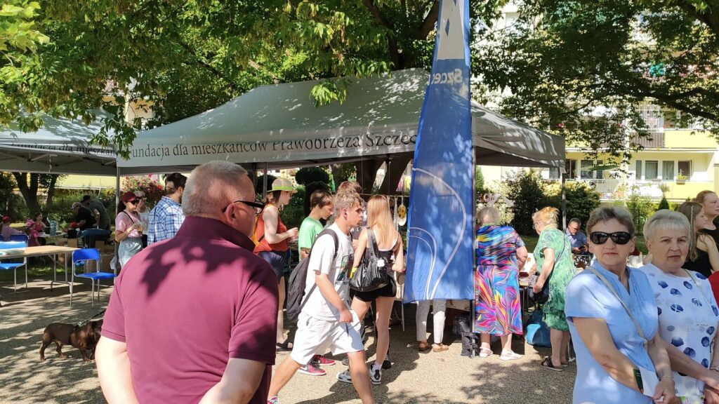 zdjęcie przedstawia uczestników imprezy plenerowej "Powitanie lata" na osiedlu Słonecznym