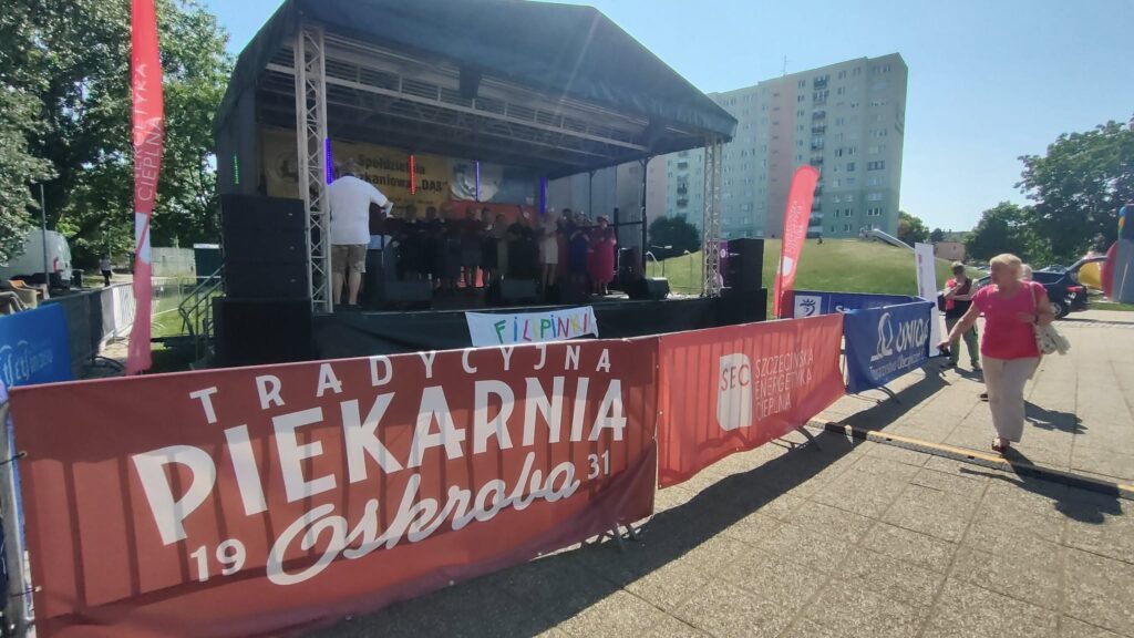zdjęcie przedstawia uczestników imprezy plenerowej "Powitanie lata" na osiedlu Słonecznym