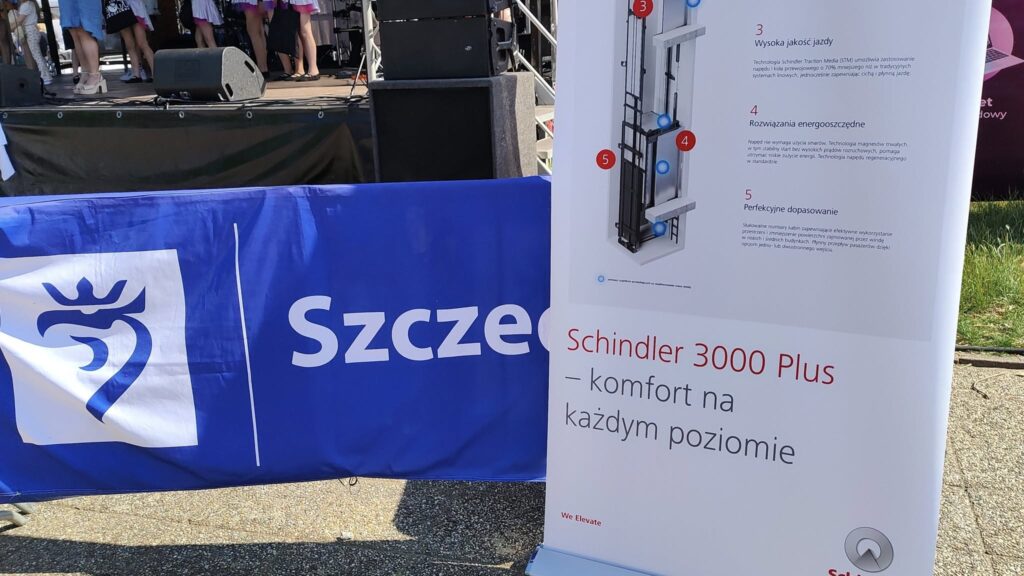 zdjęcie przedstawia banery darczyńców imprezy plenerowej "Powitanie lata" na osiedlu Słonecznym