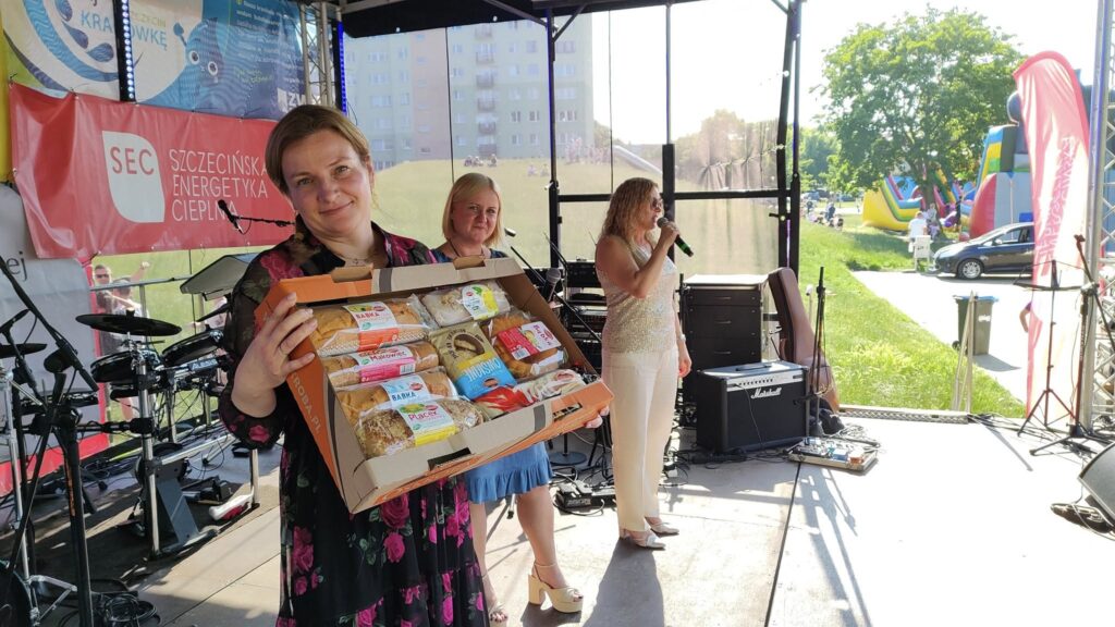 zdjęcie przedstawia uczestników imprezy plenerowej "Powitanie lata" na osiedlu Słonecznym