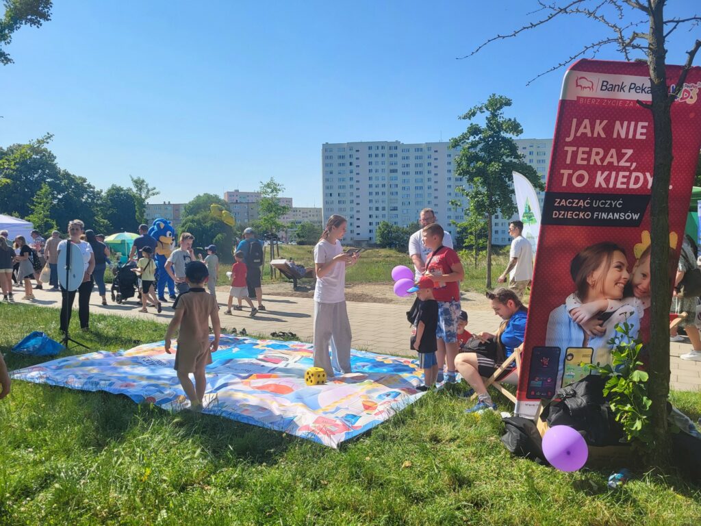 zdjęcie przedstawia uczestników imprezy plenerowej "Powitanie lata" na osiedlu Słonecznym