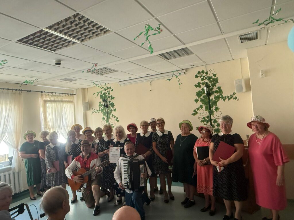zdjęcie przedstawia uczestników koncertu dla mieszkańców Domu Pomocy Społecznej "Dom Kombatanta" w Szczecinie