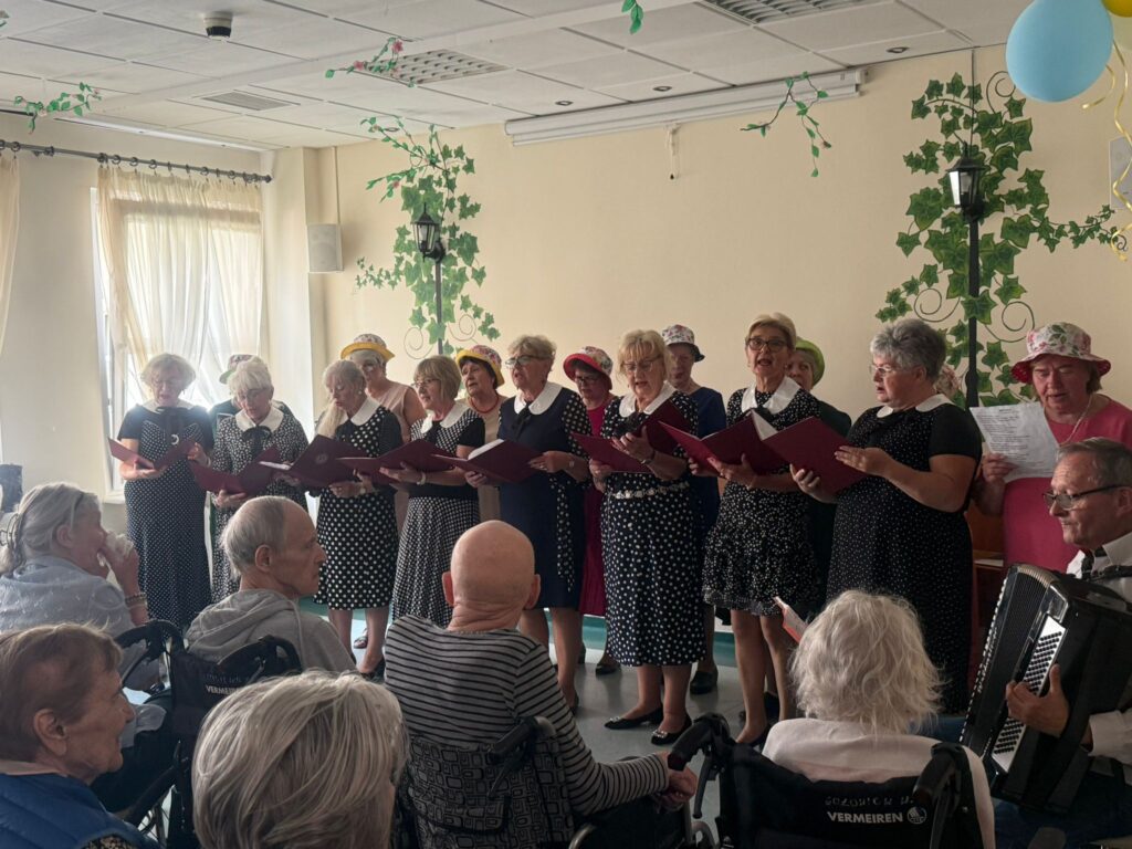 zdjęcie przedstawia uczestników koncertu dla mieszkańców Domu Pomocy Społecznej "Dom Kombatanta" w Szczecinie