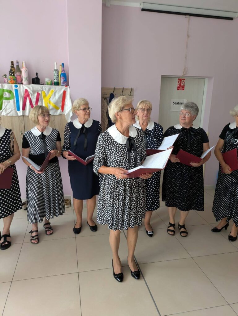 zdjęcie przedstawia uczestników koncertu w Dziennym Domu Pomocy Społecznej "Turkus' z repertuarem zespołu Filipinki