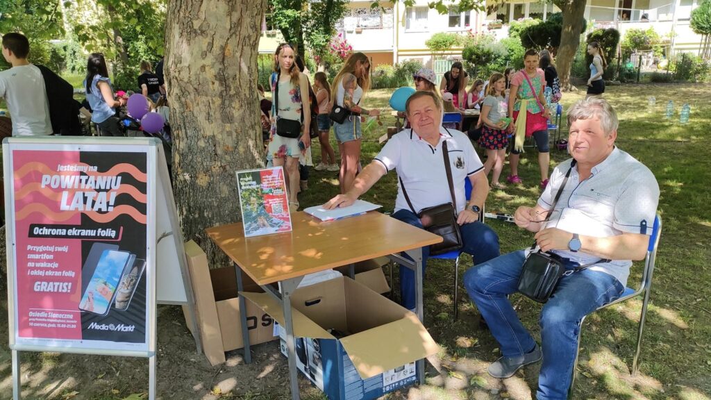 zdjęcie przedstawia uczestników imprezy plenerowej "Powitanie lata" na osiedlu Słonecznym