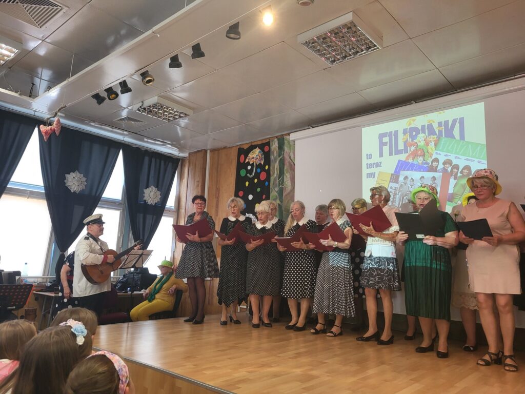 zdjęcie przedstawia uczestników koncertu "Filipinki to teraz my" w klubie "Dąb"