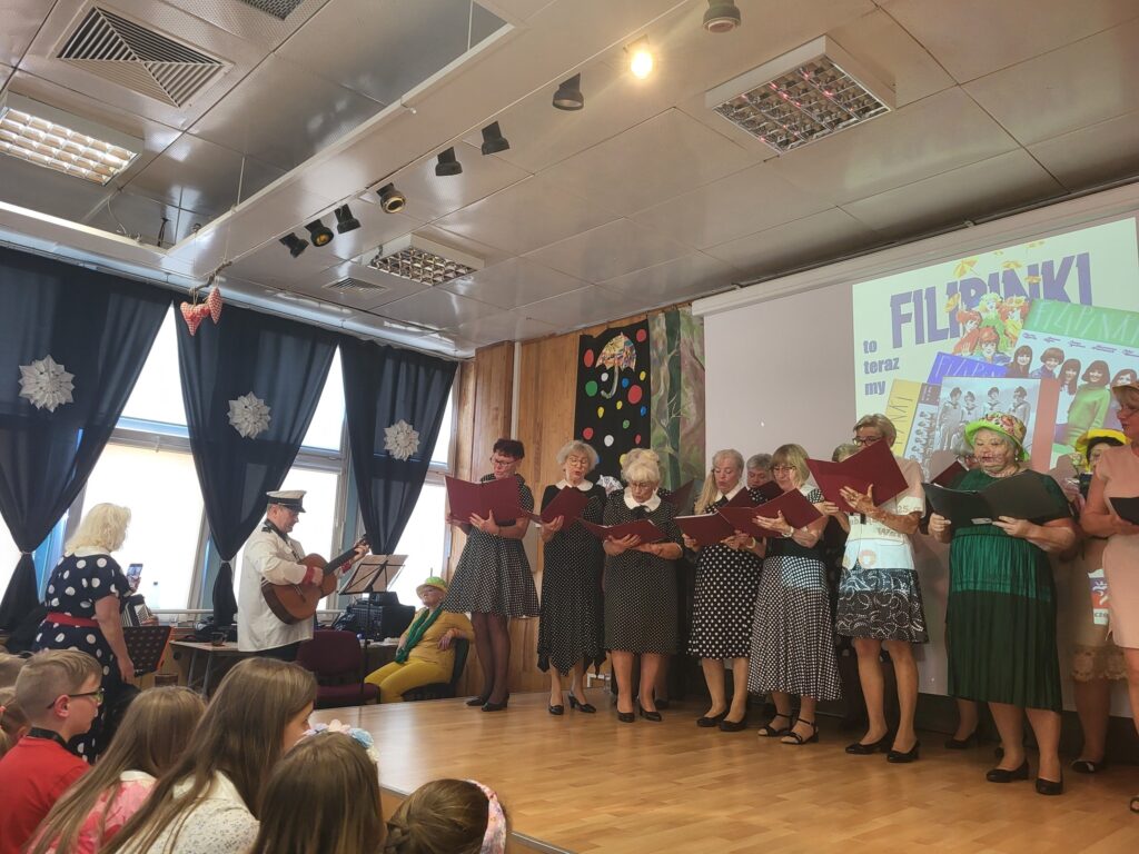 zdjęcie przedstawia uczestników koncertu "Filipinki to teraz my" w klubie "Dąb"