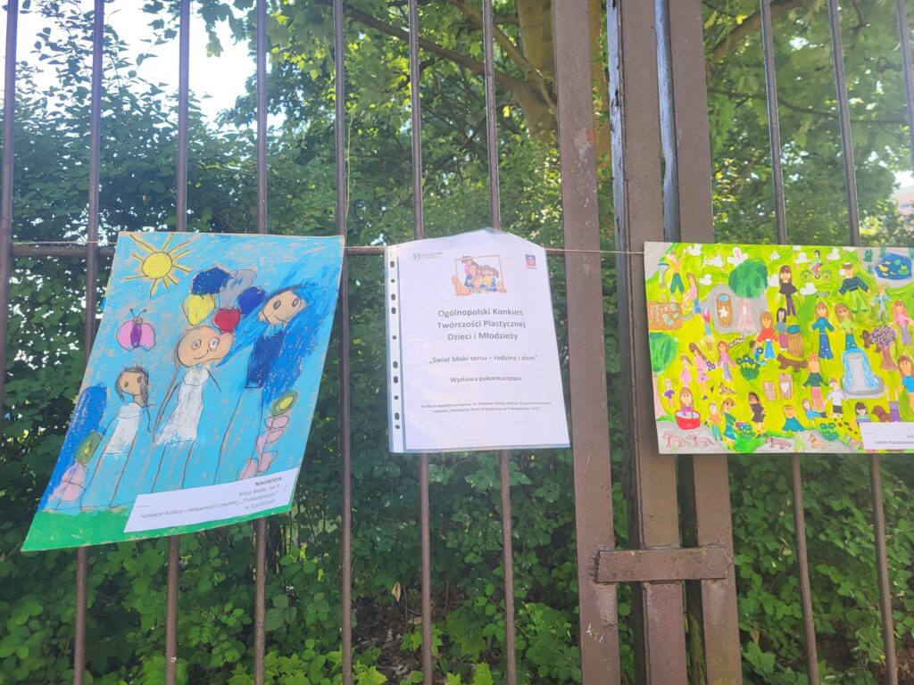 zdjęcie przedstawia prace nagrodzone w konkursie plastycznym dla dzieci na wystawie podczas imprezy plenerowej "Powitanie lata" na osiedlu Słonecznym
