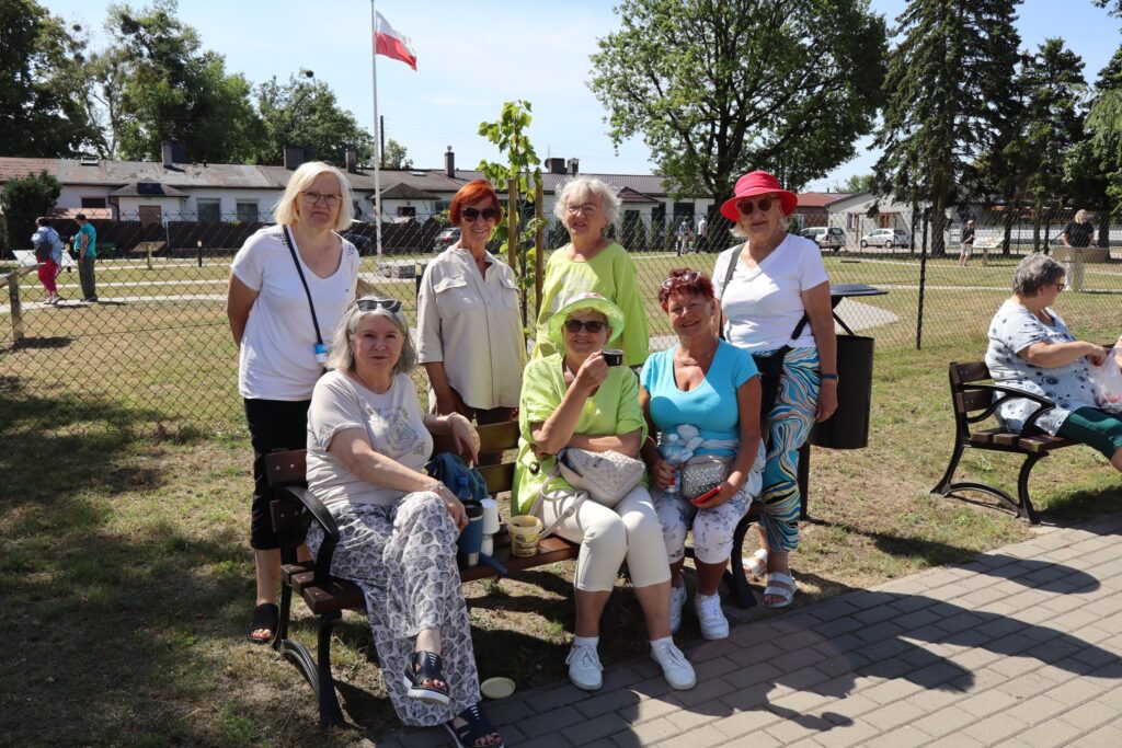 zdjęcie przedstawia uczestników wycieczki w muzeum poświęcone jeńcom wojennym – oficerom Wojska Polskiego przetrzymywanym w niemieckim obozie jenieckim Oflag II C Woldenberg w czasie II wojny światowej