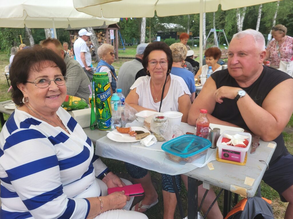 zdjęcie przedstawia uczestników imprezy plenerowej w Centrum Żeglarskim