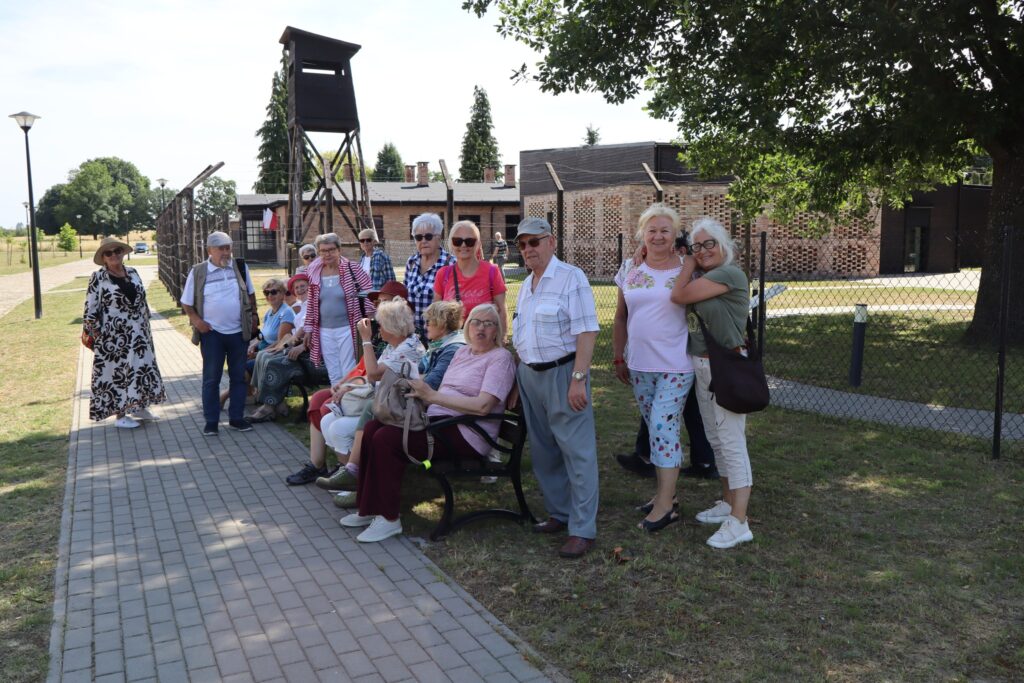 zdjęcie przedstawia uczestników wycieczki w muzeum poświęcone jeńcom wojennym – oficerom Wojska Polskiego przetrzymywanym w niemieckim obozie jenieckim Oflag II C Woldenberg w czasie II wojny światowej