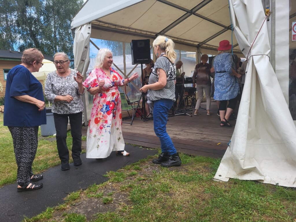 zdjęcie przedstawia uczestników imprezy plenerowej w Centrum Żeglarskim