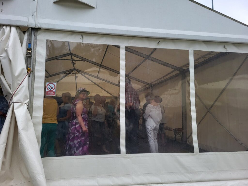 zdjęcie przedstawia uczestników imprezy plenerowej w Centrum Żeglarskim
