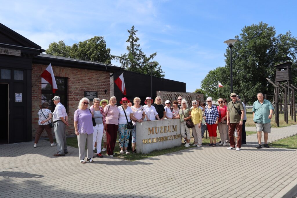 zdjęcie przedstawia uczestników wycieczki w muzeum poświęcone jeńcom wojennym – oficerom Wojska Polskiego przetrzymywanym w niemieckim obozie jenieckim Oflag II C Woldenberg w czasie II wojny światowej