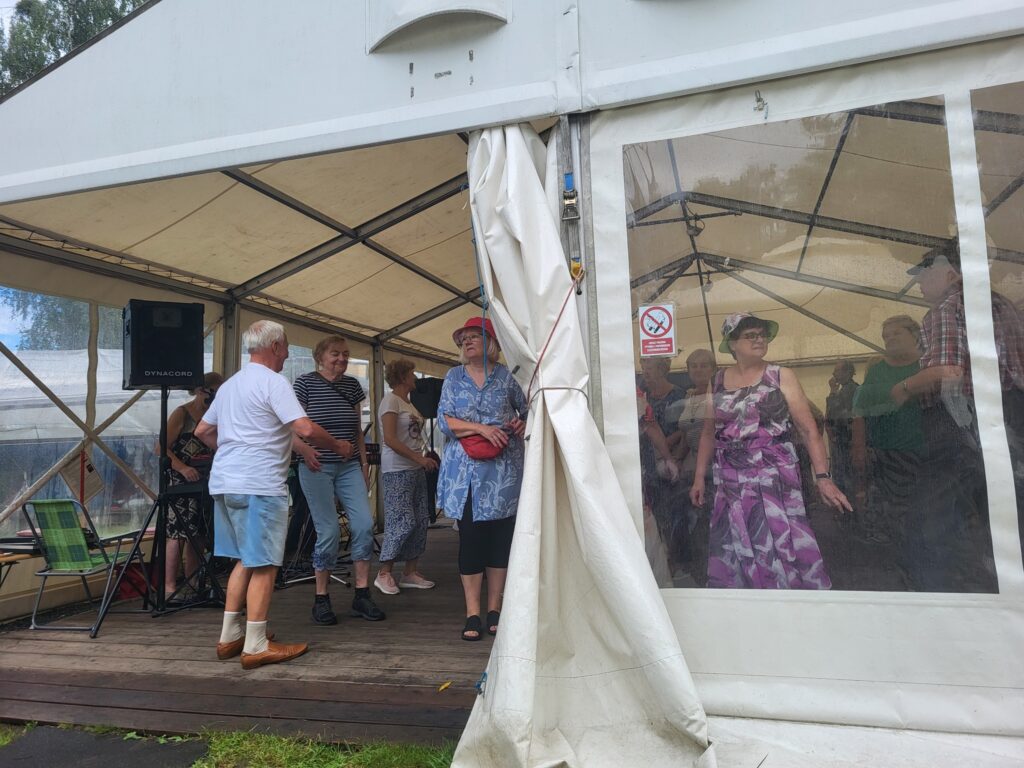 zdjęcie przedstawia uczestników imprezy plenerowej w Centrum Żeglarskim
