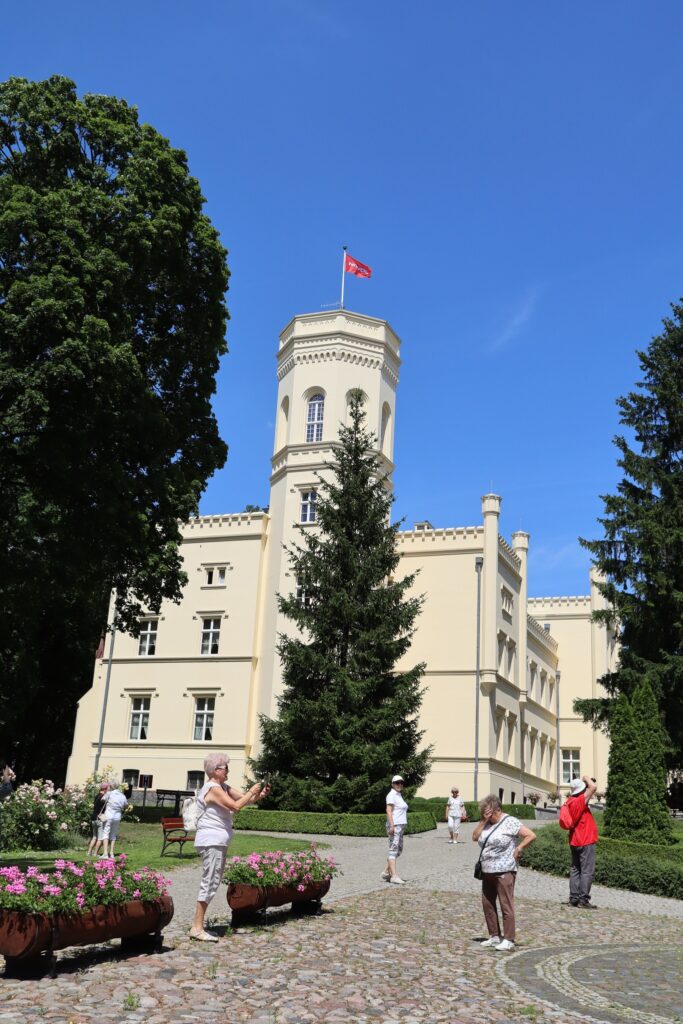 zdjęcie przedstawia uczestników wycieczki w pałacu Mierzęcin