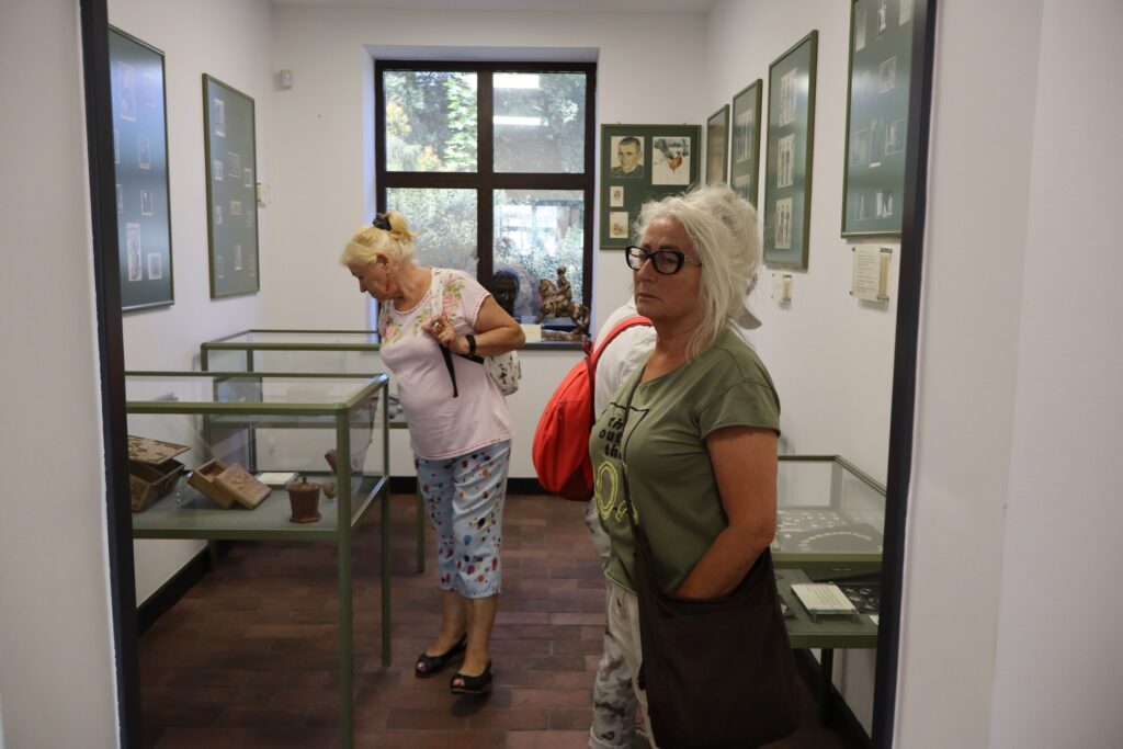 zdjęcie przedstawia uczestników wycieczki w muzeum poświęcone jeńcom wojennym – oficerom Wojska Polskiego przetrzymywanym w niemieckim obozie jenieckim Oflag II C Woldenberg w czasie II wojny światowej