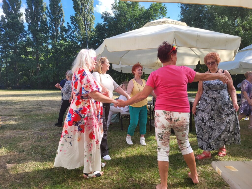 zdjęcie przedstawia uczestników imprezy plenerowej w Centrum Żeglarskim