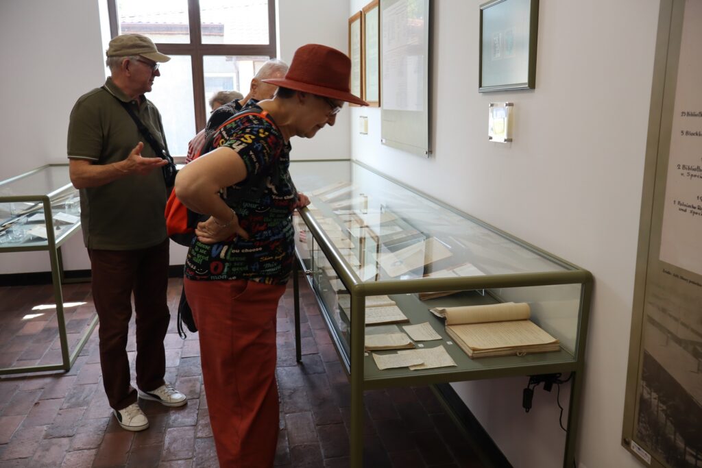zdjęcie przedstawia uczestników wycieczki w muzeum poświęcone jeńcom wojennym – oficerom Wojska Polskiego przetrzymywanym w niemieckim obozie jenieckim Oflag II C Woldenberg w czasie II wojny światowej