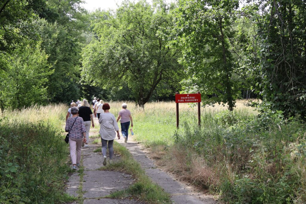 zdjęcie przedstawia uczestników wycieczki na trasie nad Drawą