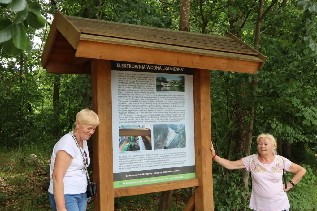 zdjęcie przedstawia uczestników wycieczki na trasie nad Drawą